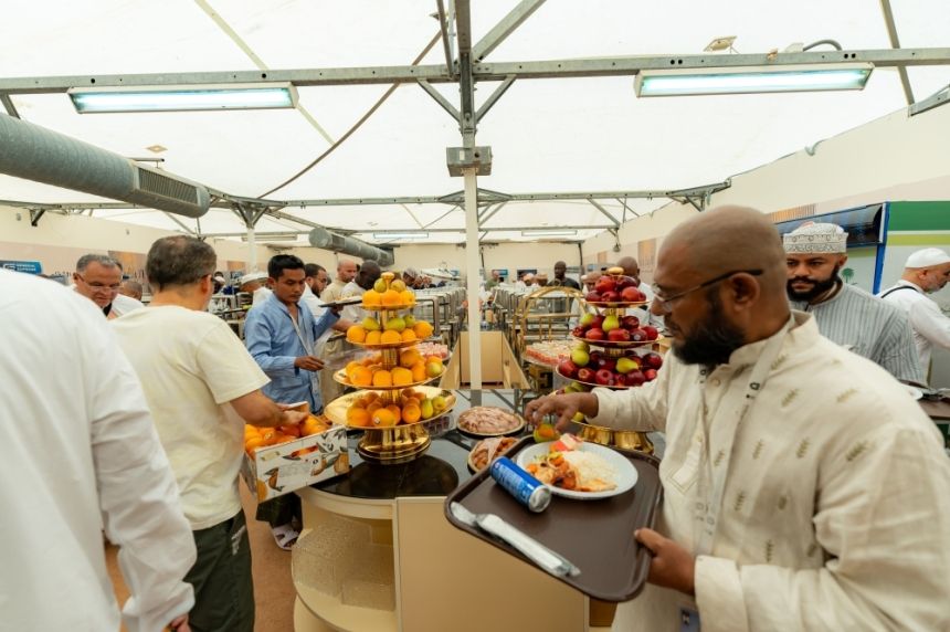 ضيوف خادم الحرمين للحج يحطّون رحالهم في مشعر منى لرمي جمرة العقبة