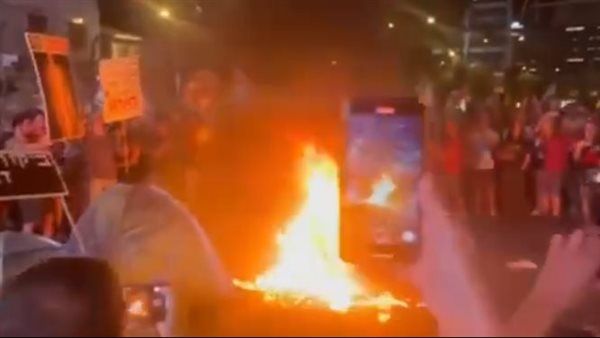 النيران تشتعل في تل أبيب للمطالبةً بإقالة الحكومة وإبرام صفقة مع حماس