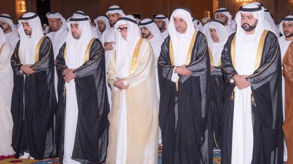 حمد الشرقي يؤدي صلاة عيد الأضحى المبارك بحضور ولي العهد في جامع الشيخ زايد بالفجيرة