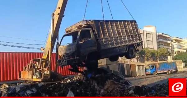 إخماد حريق ثلاث شاحنات وحاوية محملّات بأطنان من الكرتون والبلاستيك أمام مستودع للكرتون في العمروسية