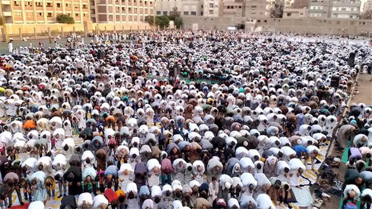 بالصور.. أهالي المنيا يؤدون صلاة عيد الأضحى في الساحات المكشوف