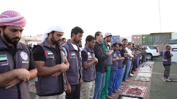 الطواقم الطبية ومتطوعو عملية «الفارس الشهم 3» يؤدون صلاة العيد في غزة