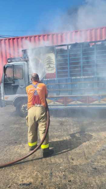 إخماد حريق ثلاث شاحنات وحاوية محملّات بأطنان من الكرتون والبلاستيك أمام مستودع للكرتون في العمروسية