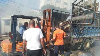 إخماد حريق ثلاث شاحنات وحاوية محملّات بأطنان من الكرتون والبلاستيك أمام مستودع للكرتون في العمروسية