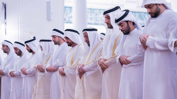 سلطان القاسمي يؤدي صلاة عيد الأضحى المبارك في مسجد الشارقة