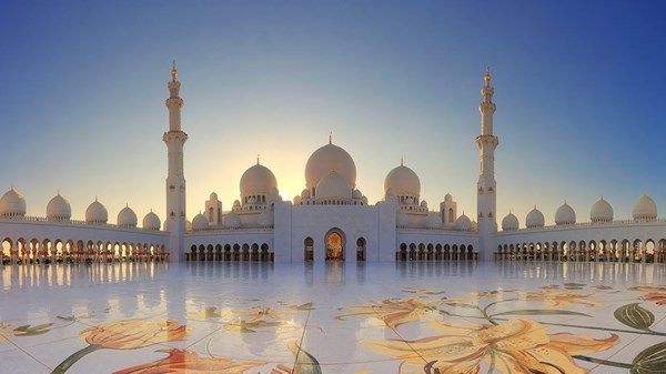 الحكام يؤدون صلاة العيد ويستقبلون جموع المهنئين