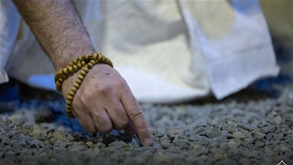 رمي الجمرات وصلاة عيد الأضحى.. لمحات من بيت الله الحرام ( صور )