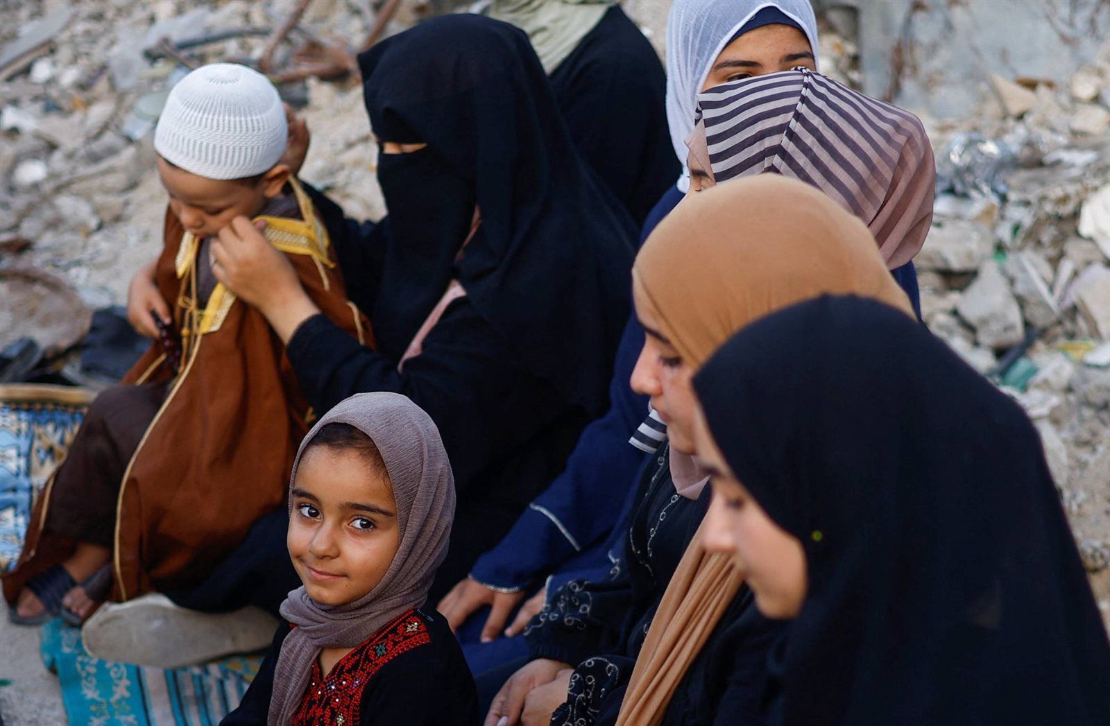 فلسطينيون يؤدون صلاة عيد الأضحى وسط أنقاض خان يونس (صور)