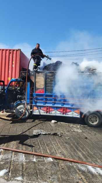 إخماد حريق ثلاث شاحنات وحاوية محملّات بأطنان من الكرتون والبلاستيك أمام مستودع للكرتون في العمروسية