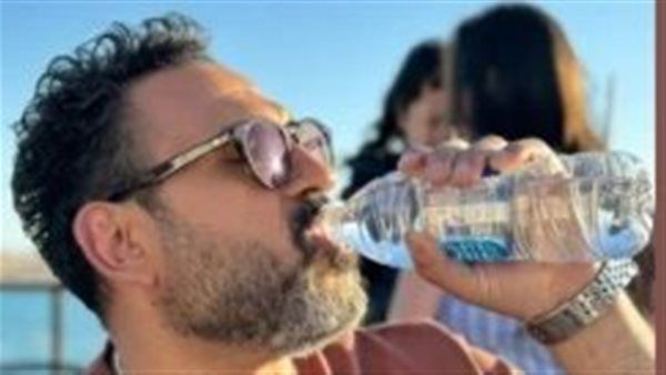 أكرم حسني يهنئ جمهوره بعيد الأضحي... اشربوا مياه بعد الفتة