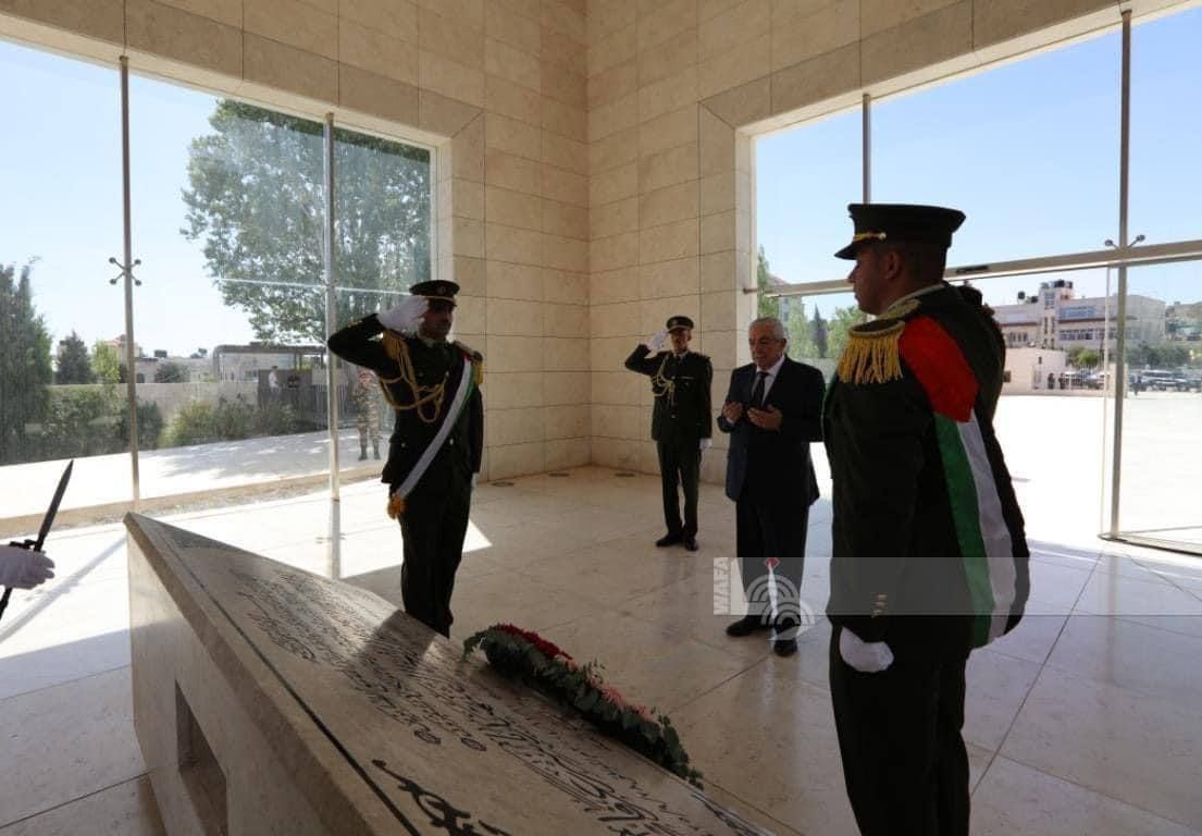 محافظ طولكرم يضع أكاليل الزهور على ضريح الجندي المجهول