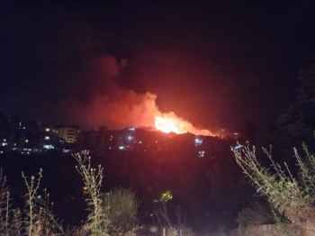 إخماد حريق شبّ إثر استعمال المفرقعات بمساحة شاسعة من الأعشاب والأشجار الحرجية في عيتات