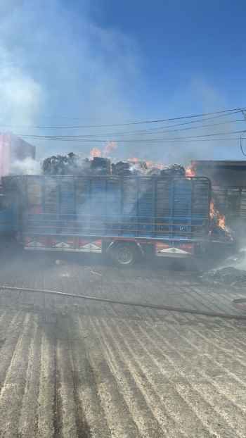 إخماد حريق ثلاث شاحنات وحاوية محملّات بأطنان من الكرتون والبلاستيك أمام مستودع للكرتون في العمروسية