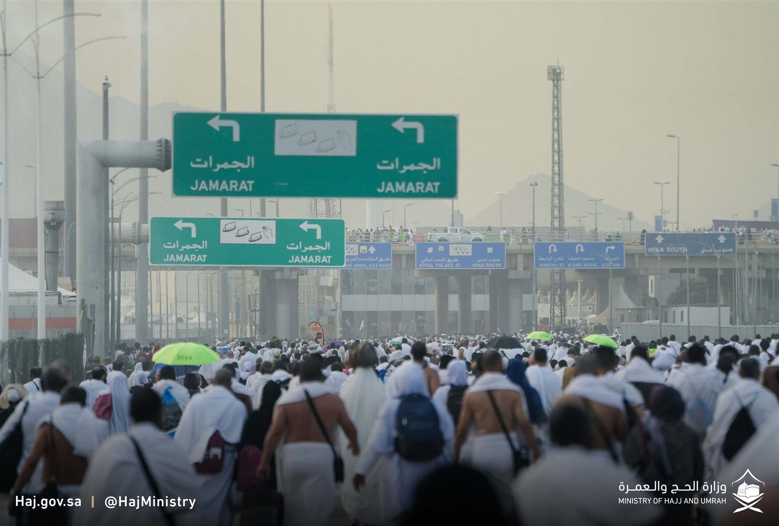 رمي الجمرات وصلاة عيد الأضحى.. لمحات من بيت الله الحرام ( صور )