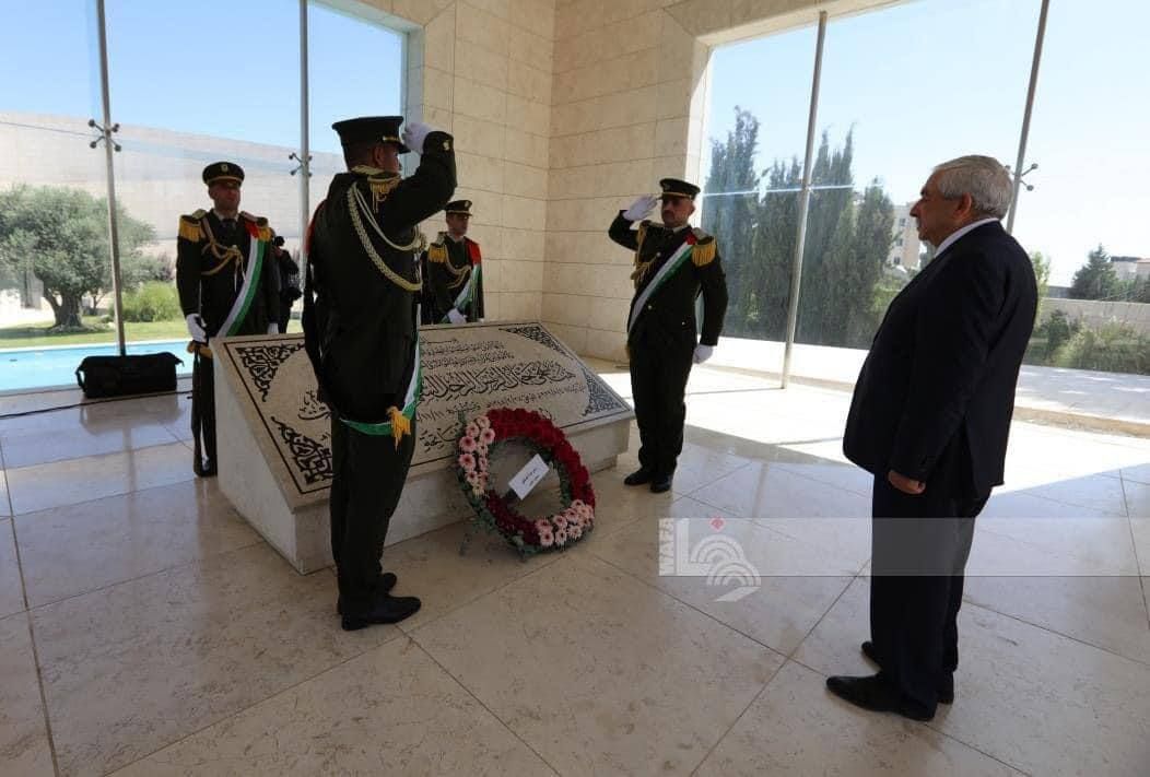 محافظ طولكرم يضع أكاليل الزهور على ضريح الجندي المجهول
