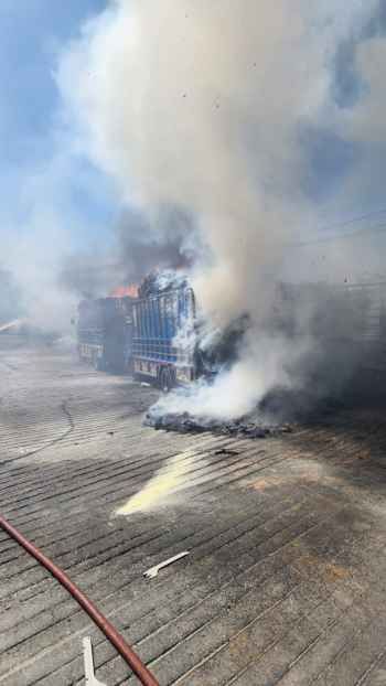 إخماد حريق ثلاث شاحنات وحاوية محملّات بأطنان من الكرتون والبلاستيك أمام مستودع للكرتون في العمروسية