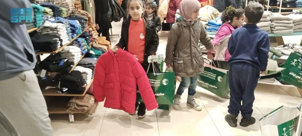 بكسوة العيد.. "الملك سلمان للإغاثة" يُدخل الفرحة في قلوب أيتام حضرموت