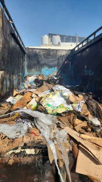 إخماد حريق ثلاث شاحنات وحاوية محملّات بأطنان من الكرتون والبلاستيك أمام مستودع للكرتون في العمروسية