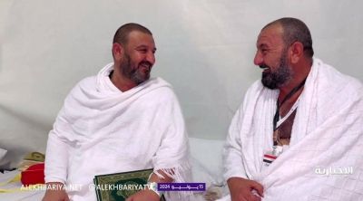 شاهد.. توأم عراقي يحققان أمنية والدهما المتوفي بعد 6 أعوام ويحجان معًا