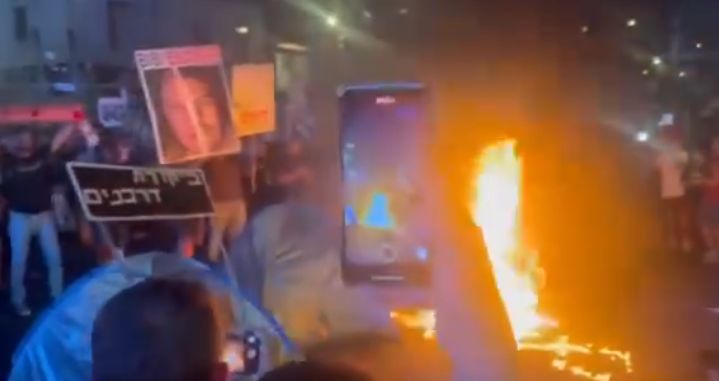 النيران تشتعل في تل أبيب للمطالبةً بإقالة الحكومة وإبرام صفقة مع حماس