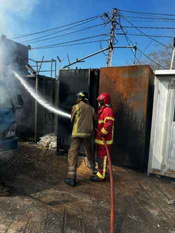 إخماد حريق ثلاث شاحنات وحاوية محملّات بأطنان من الكرتون والبلاستيك أمام مستودع للكرتون في العمروسية