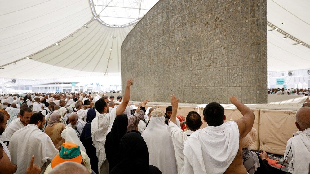 الحجاج يقضون ليلتهم في مشعر منى