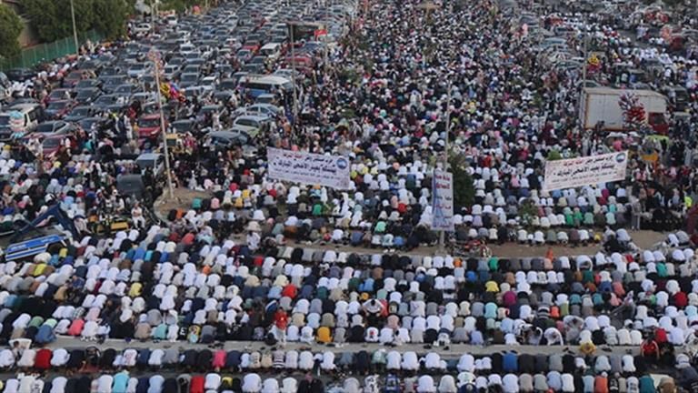 صور ترصد مشاهد من صلاة عيد الأَضحى بدول حول العالم