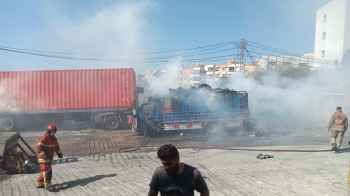 إخماد حريق ثلاث شاحنات وحاوية محملّات بأطنان من الكرتون والبلاستيك أمام مستودع للكرتون في العمروسية