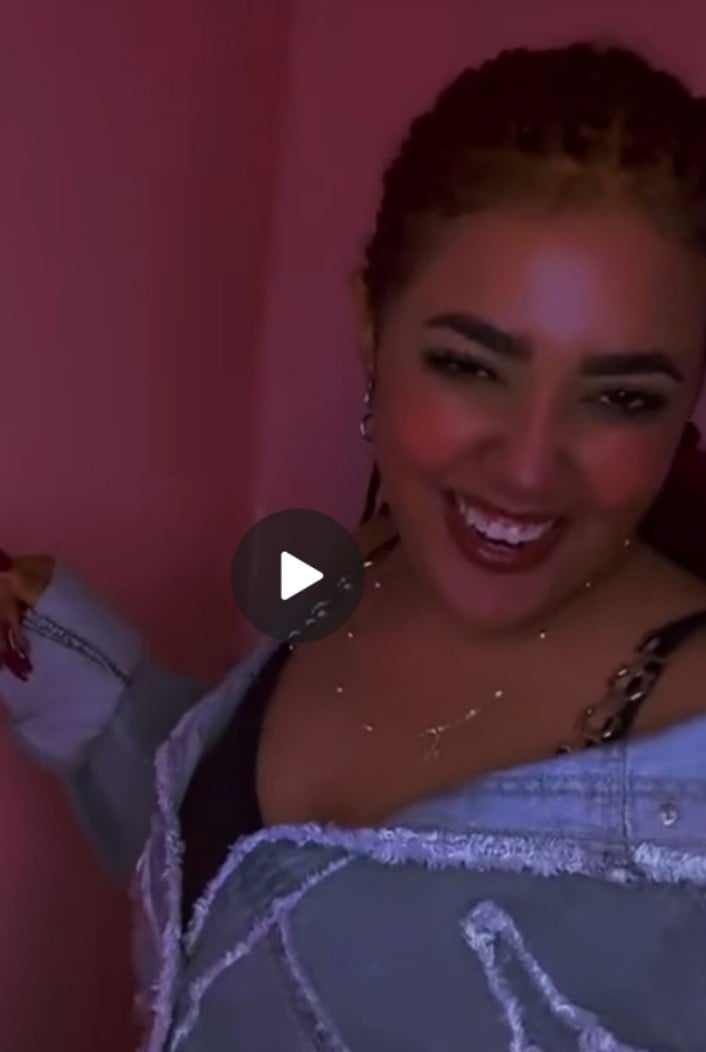 شاهد بالصورة والفيديو.. بأزياء فاضحة.. حسناء سودانية تستعرض مفاتنها بوصلة رقص تثير بها غضب الجمهور