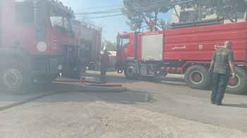 إخماد حريق ثلاث شاحنات وحاوية محملّات بأطنان من الكرتون والبلاستيك أمام مستودع للكرتون في العمروسية