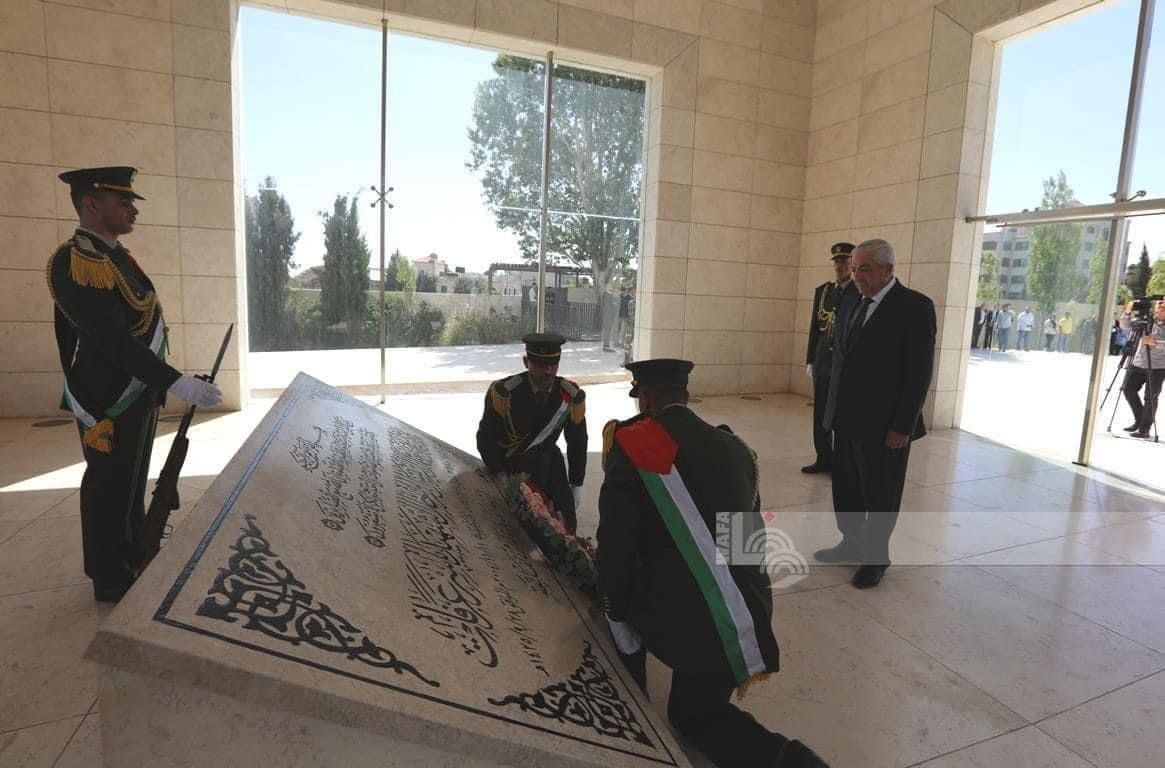 محافظ طولكرم يضع أكاليل الزهور على ضريح الجندي المجهول