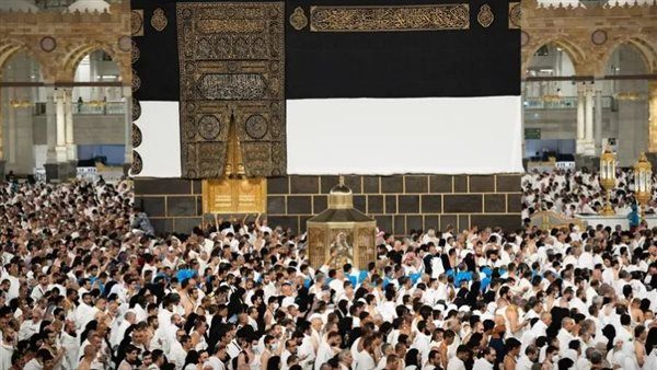 الحجاج يؤدون "طواف الإفاضة" في أول أيام عيد الأضحى