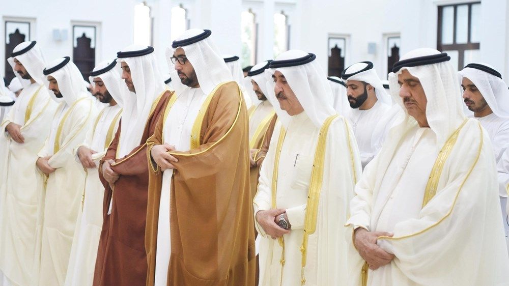 الحكام وأولياء العهود يؤدون صلاة العيد