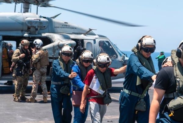 إعادة طاقم السفينة "توتور" الفلبيني إلى بلده بعد هجوم الحوثيين