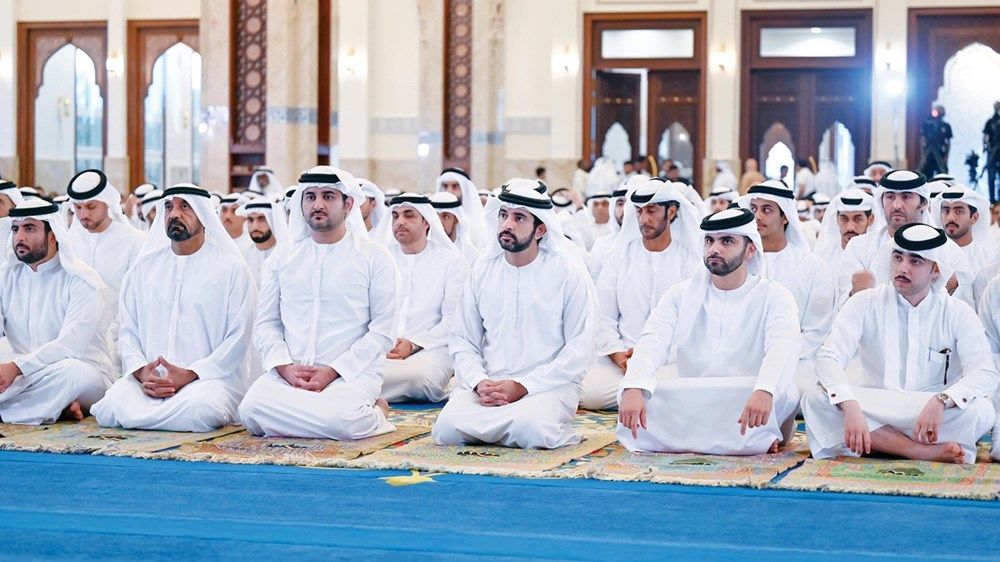 الحكام وأولياء العهود يؤدون صلاة العيد