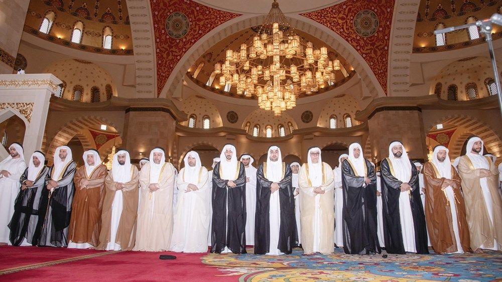 الحكام وأولياء العهود يؤدون صلاة العيد