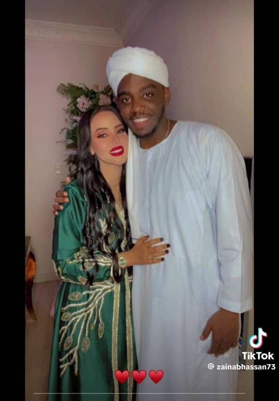 شاهد بالصورة.. الفنان مأمون سوار الدهب وزوجته يعودان لإشعال مواقع التواصل بلقطة رومانسية