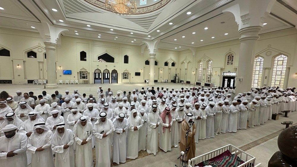 الشيوخ برأس الخيمة يؤدون صلاة  الجنازة على جثمان الشيخ ناصر بن محمد القاسمي