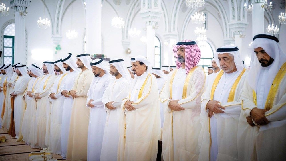 الحكام وأولياء العهود يؤدون صلاة العيد