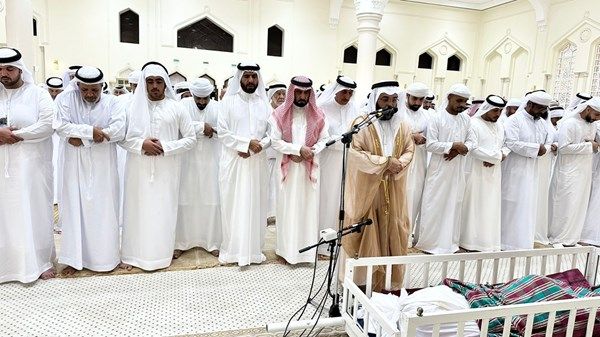 الشيوخ برأس الخيمة يؤدون صلاة  الجنازة على جثمان الشيخ ناصر بن محمد القاسمي