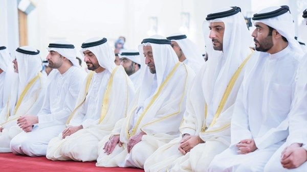 الحكام وأولياء العهود يؤدون صلاة العيد