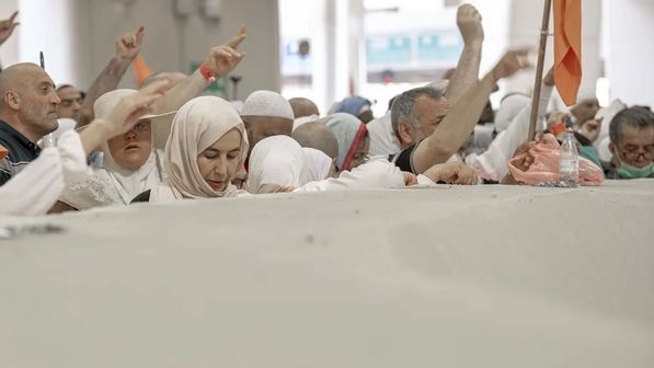 الحجاج يرمون الجمرات في أول أيام التشريق