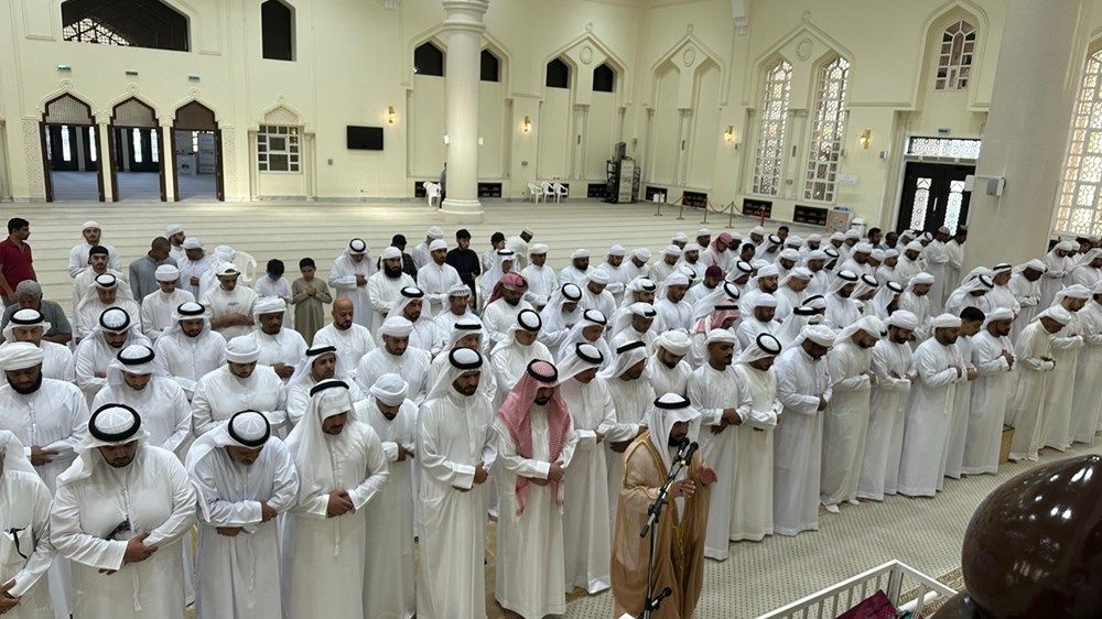 الشيوخ برأس الخيمة يؤدون صلاة  الجنازة على جثمان الشيخ ناصر بن محمد القاسمي