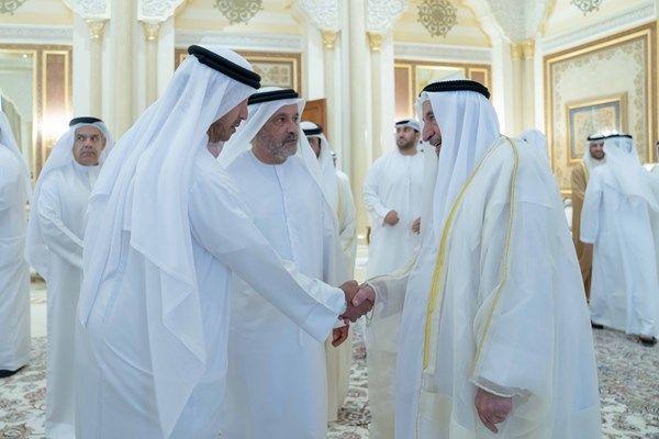 حاكم الشارقة يواصل استقبال المهنئين بعيد الأضحى