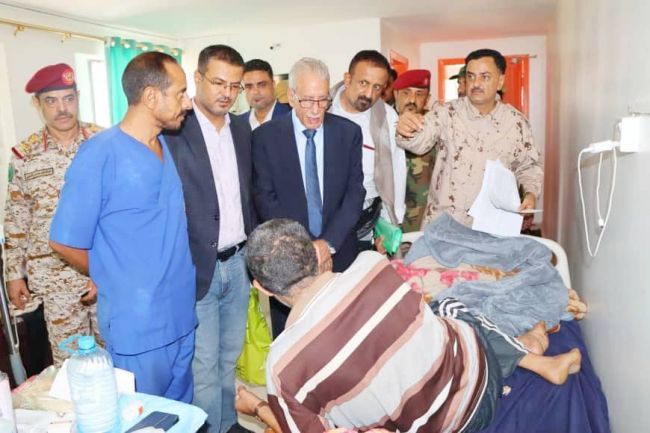 رئيس مجلس القيادة يوجه بنقل عدد من جرحى القوات المسلحة للعلاج في الخارج