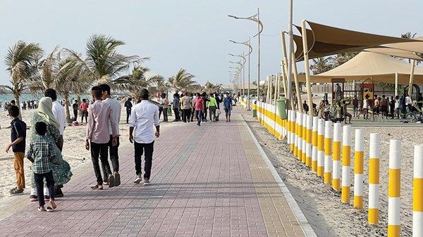 إقبال على شواطئ عجمان