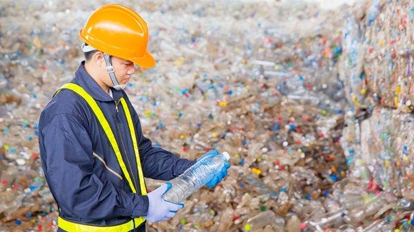 النفايات البلاستيكية.. خطر محدق بالنظام البيئي