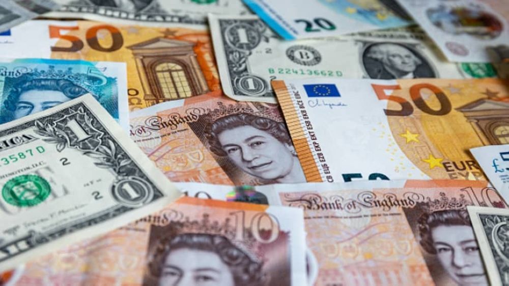 الاسترليني يرتفع مقابل الدولار وينخفض أمام اليورو