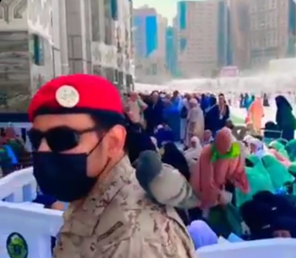 حمامة تستريح فوق كتف رجل أمن