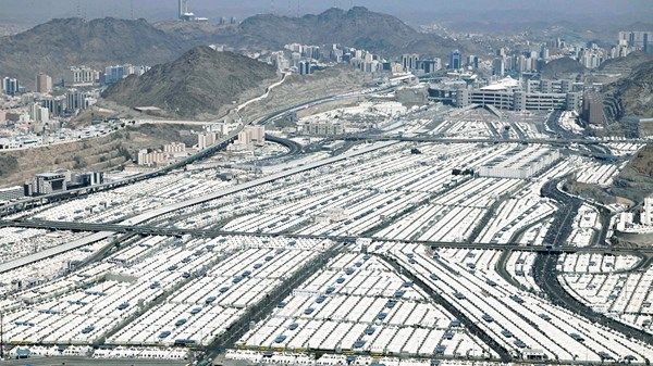 ضيوف الرحمن يواصلون رمي «الجمرات» في مشعر منى